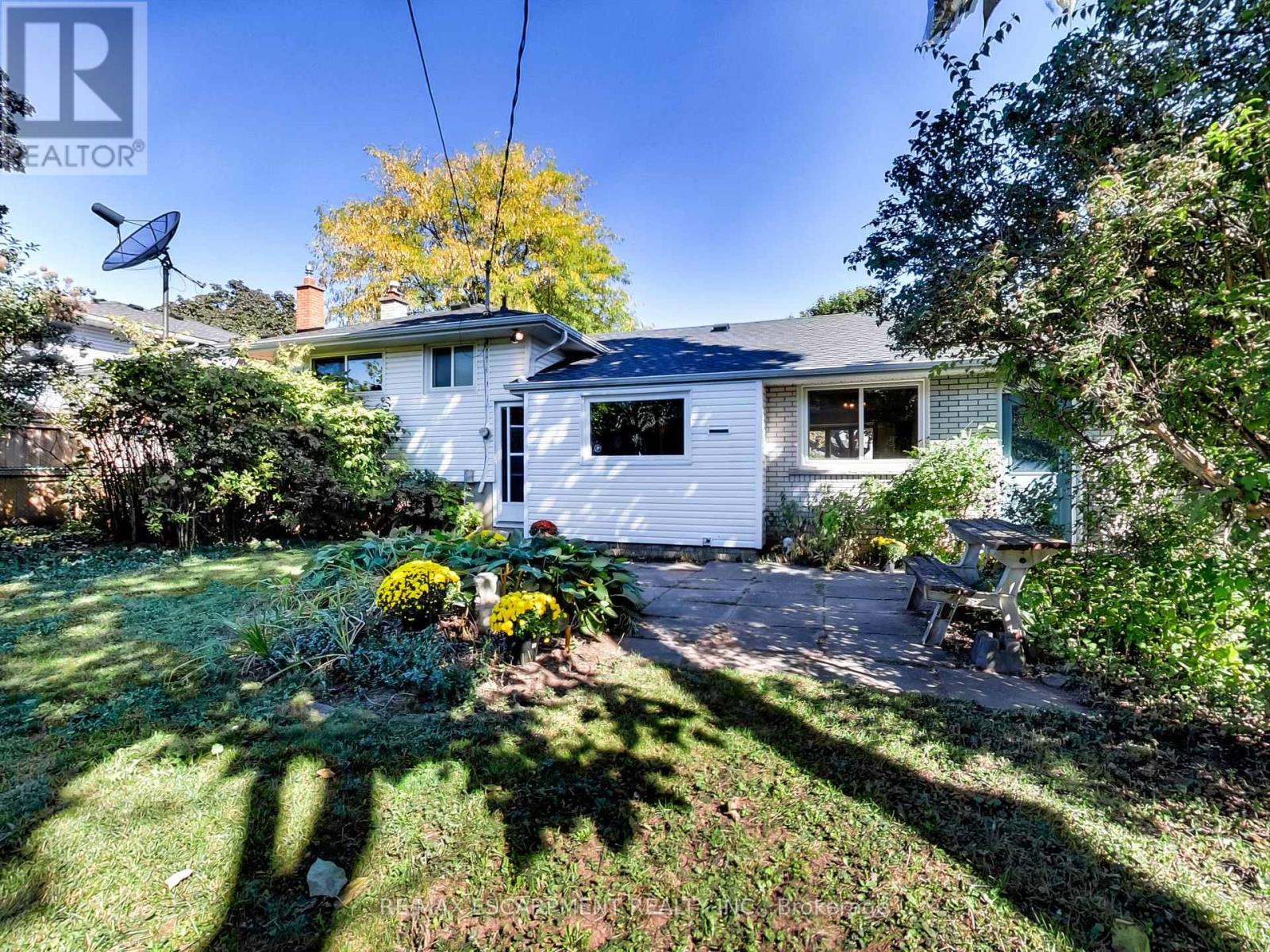558 Parkside Crescent, Burlington, Ontario  L7L 4G9 - Photo 45 - W12439423