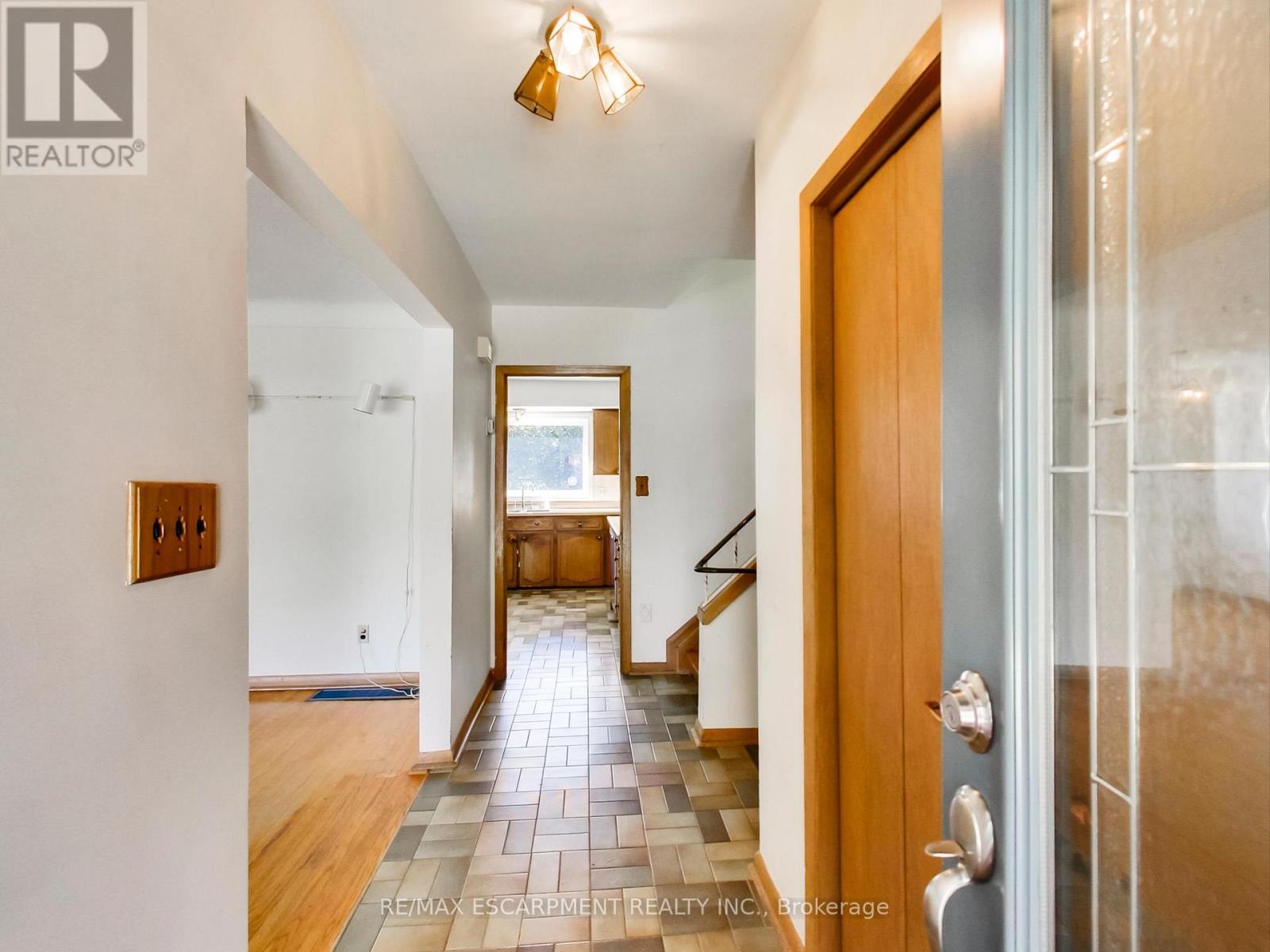 558 Parkside Crescent, Burlington, Ontario  L7L 4G9 - Photo 5 - W12439423