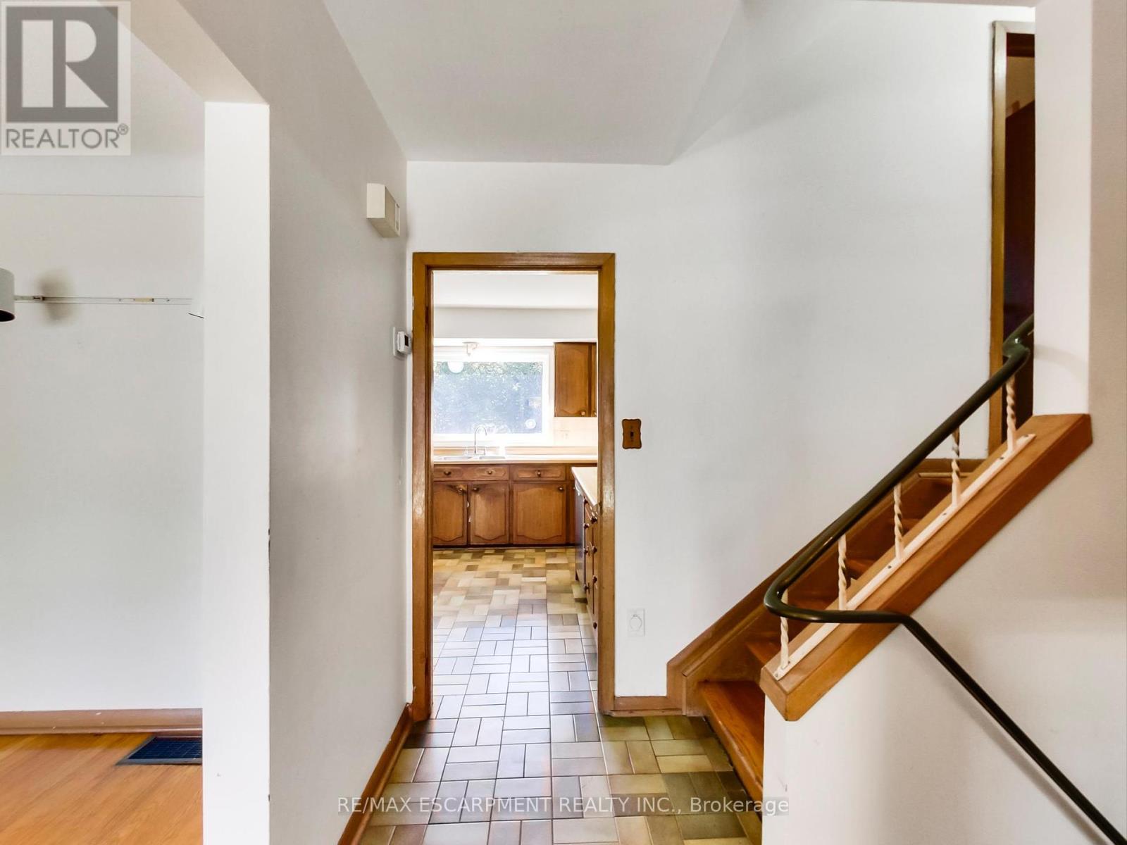 558 Parkside Crescent, Burlington, Ontario  L7L 4G9 - Photo 6 - W12439423