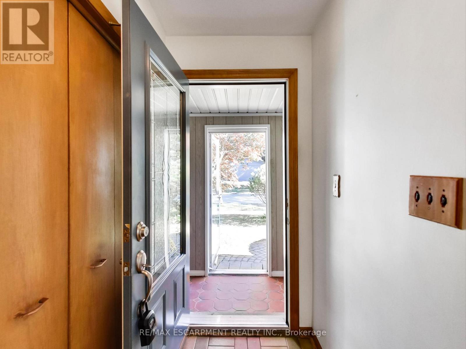 558 Parkside Crescent, Burlington, Ontario  L7L 4G9 - Photo 7 - W12439423