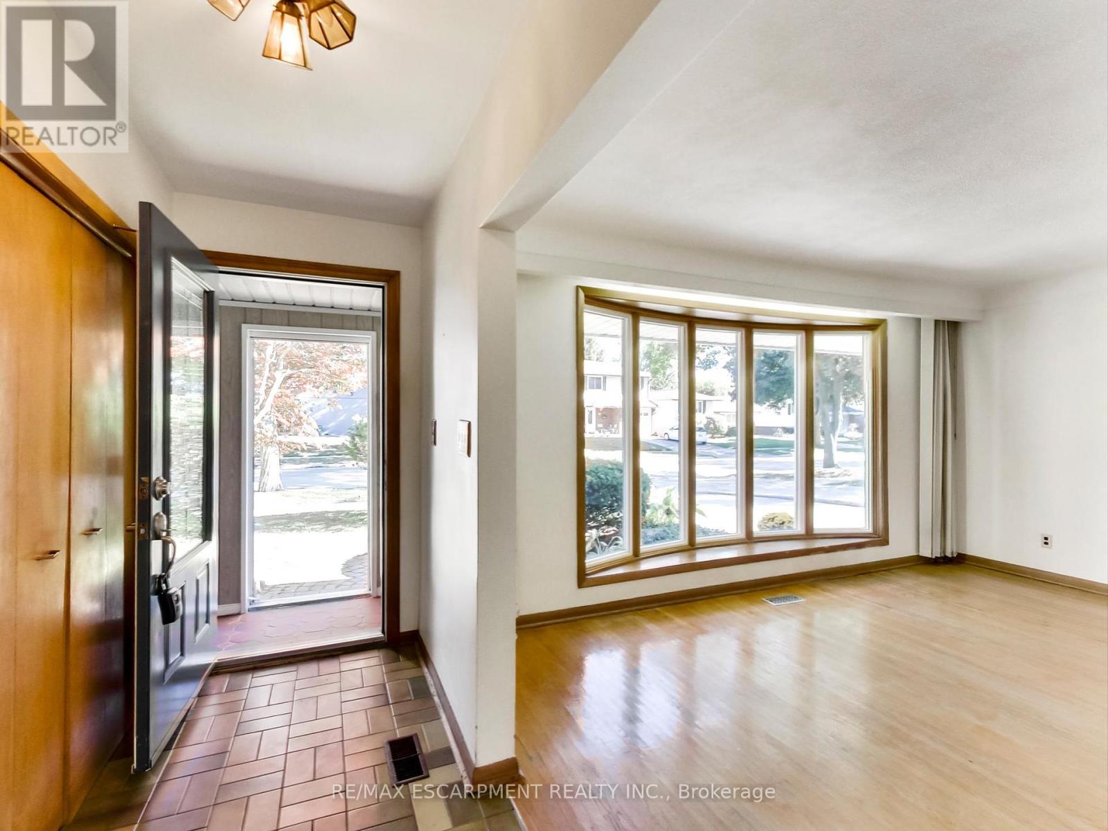 558 Parkside Crescent, Burlington, Ontario  L7L 4G9 - Photo 8 - W12439423