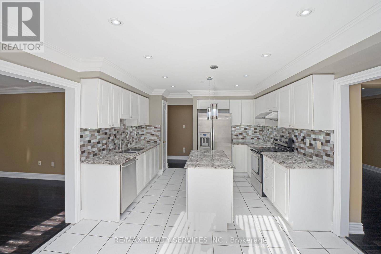 14 Foxmere Road, Brampton, Ontario  L7A 1S6 - Photo 10 - W12439444