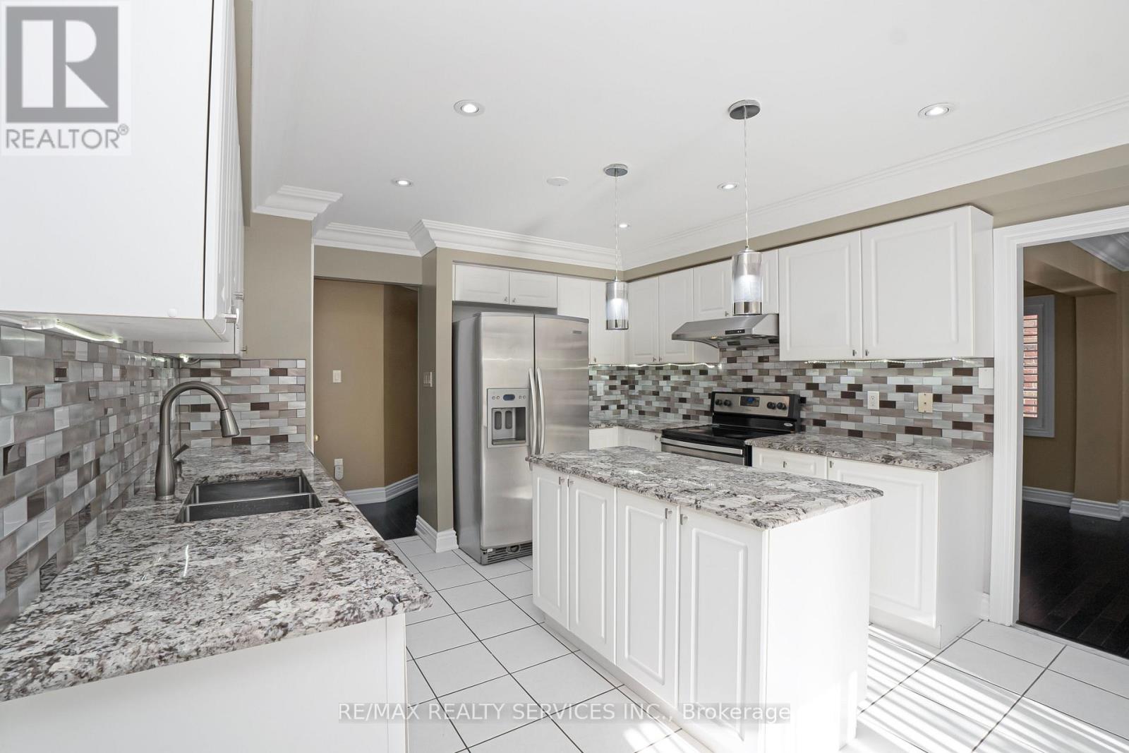 14 Foxmere Road, Brampton, Ontario  L7A 1S6 - Photo 11 - W12439444