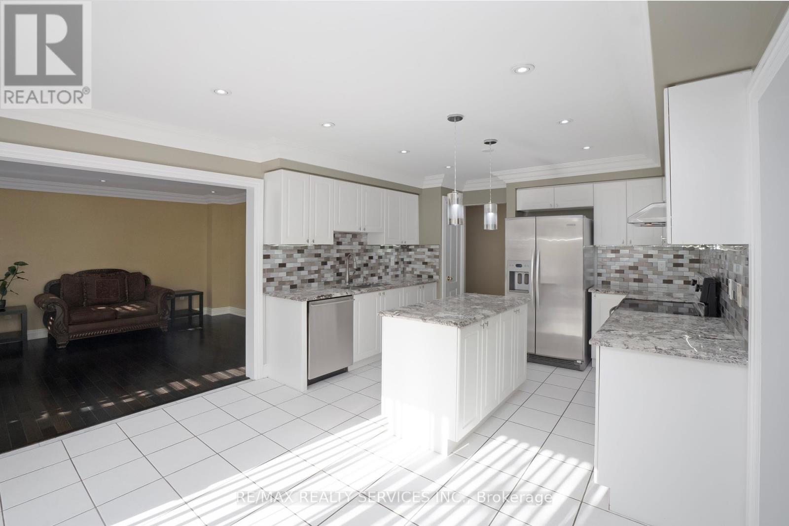 14 Foxmere Road, Brampton, Ontario  L7A 1S6 - Photo 12 - W12439444
