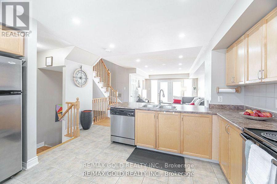 51 - 60 Fairwood Circle, Brampton, Ontario  L6R 0Y6 - Photo 10 - W12439459