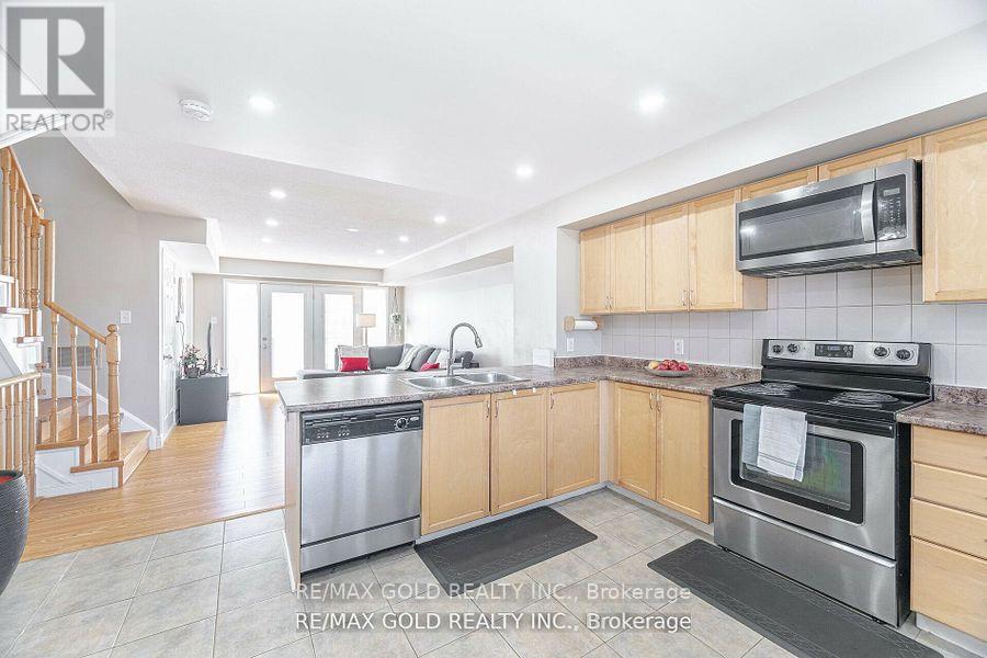 51 - 60 Fairwood Circle, Brampton, Ontario  L6R 0Y6 - Photo 11 - W12439459