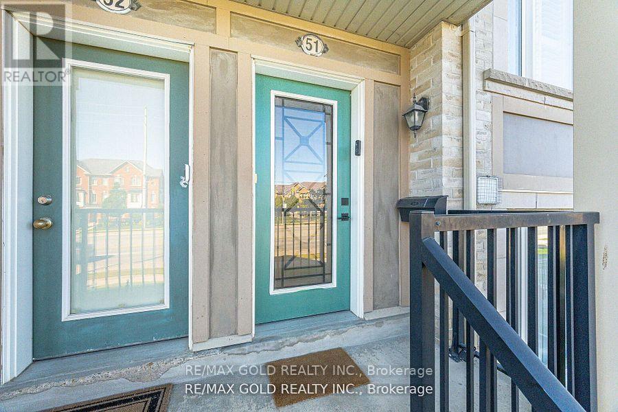 51 - 60 Fairwood Circle, Brampton, Ontario  L6R 0Y6 - Photo 4 - W12439459