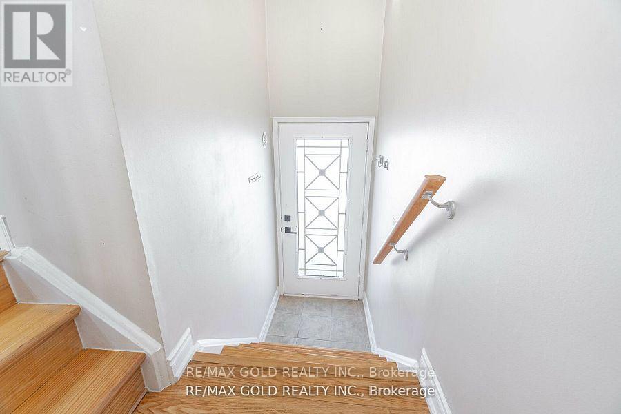 51 - 60 Fairwood Circle, Brampton, Ontario  L6R 0Y6 - Photo 5 - W12439459