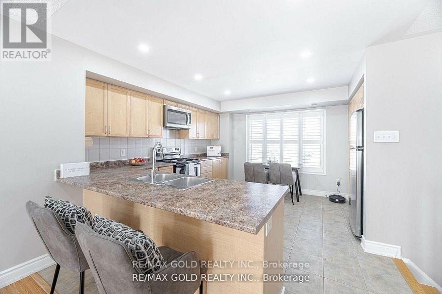 51 - 60 Fairwood Circle, Brampton, Ontario  L6R 0Y6 - Photo 6 - W12439459