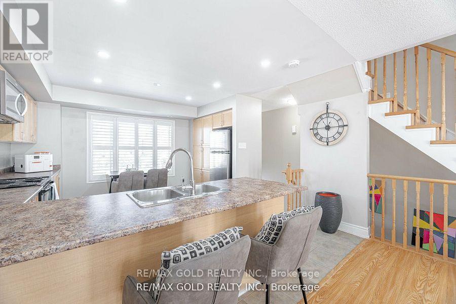 51 - 60 Fairwood Circle, Brampton, Ontario  L6R 0Y6 - Photo 7 - W12439459
