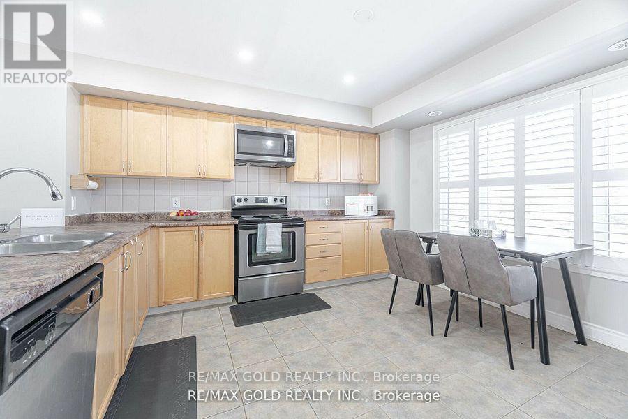 51 - 60 Fairwood Circle, Brampton, Ontario  L6R 0Y6 - Photo 8 - W12439459