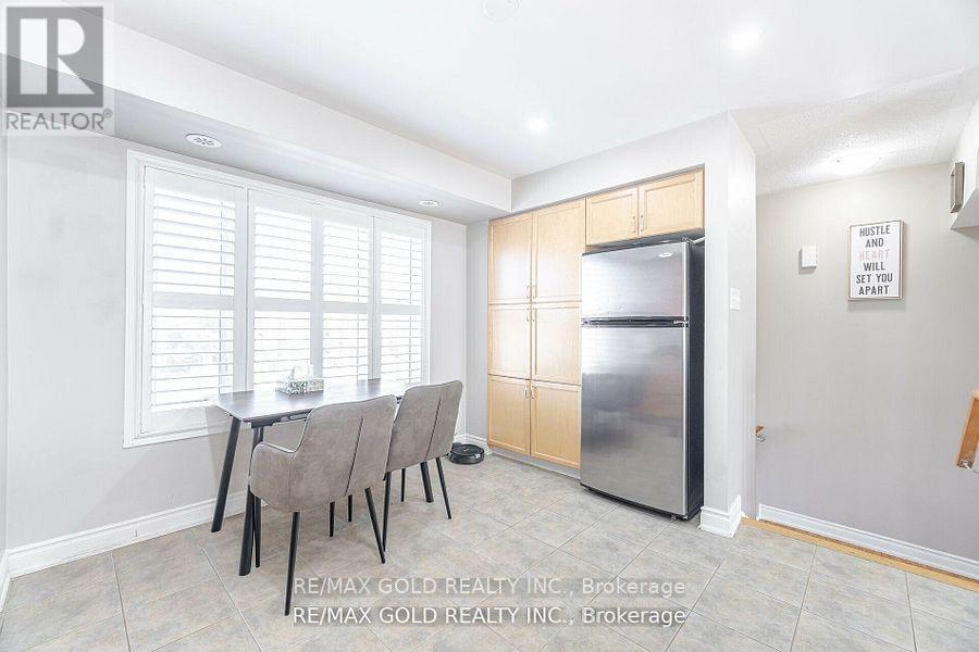 51 - 60 Fairwood Circle, Brampton, Ontario  L6R 0Y6 - Photo 9 - W12439459