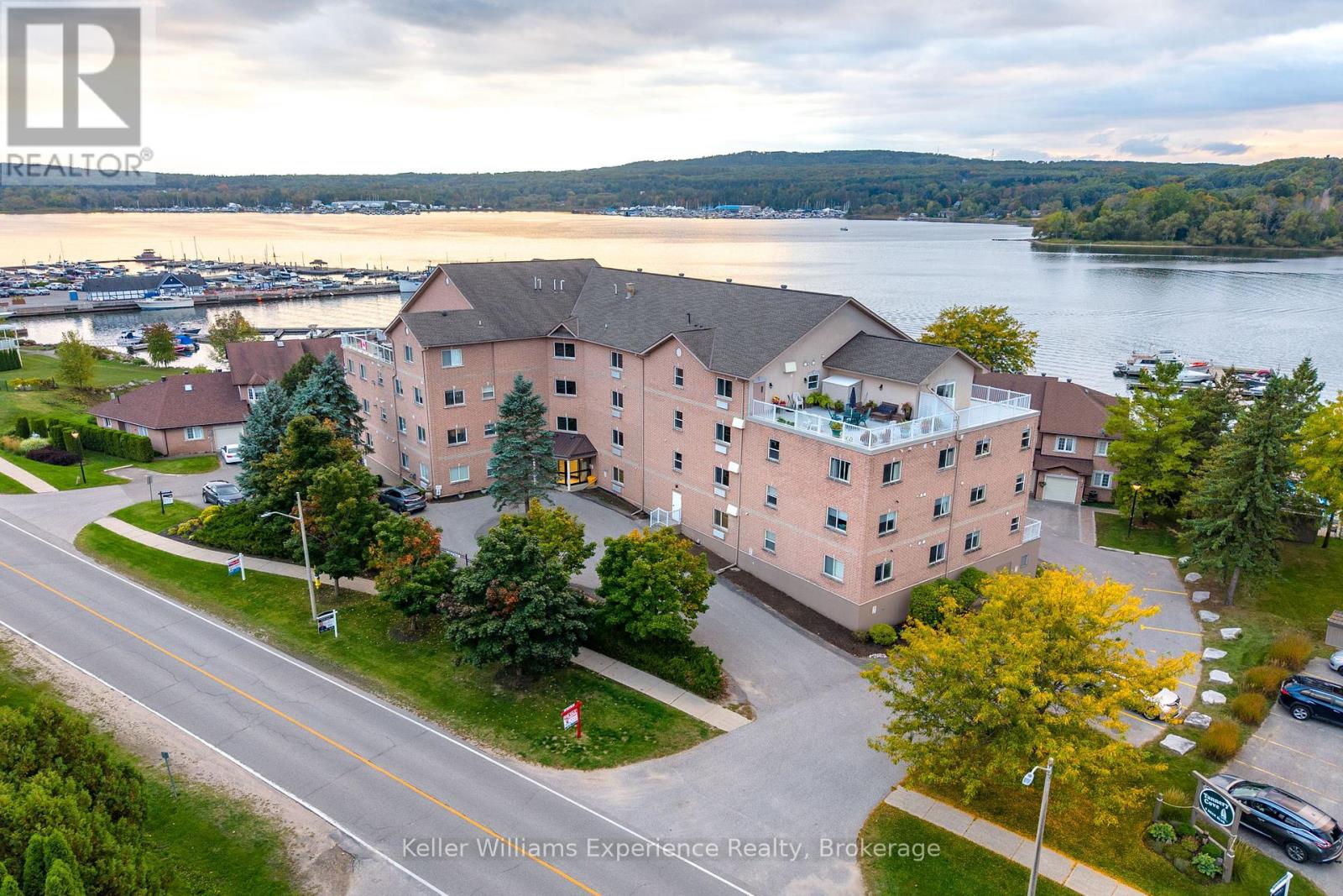 301 - 4 Beck Boulevard, Penetanguishene, Ontario  L9M 2H3 - Photo 2 - S12439602