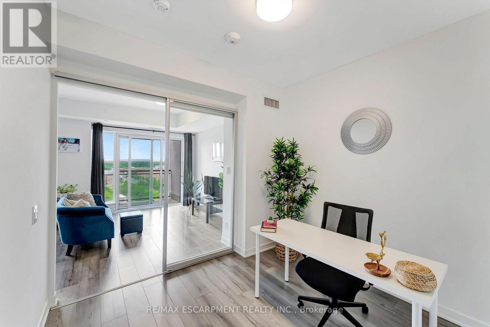 702 - 405 Dundas Street W, Oakville, Ontario  L6M 5P9 - Photo 12 - W12205842