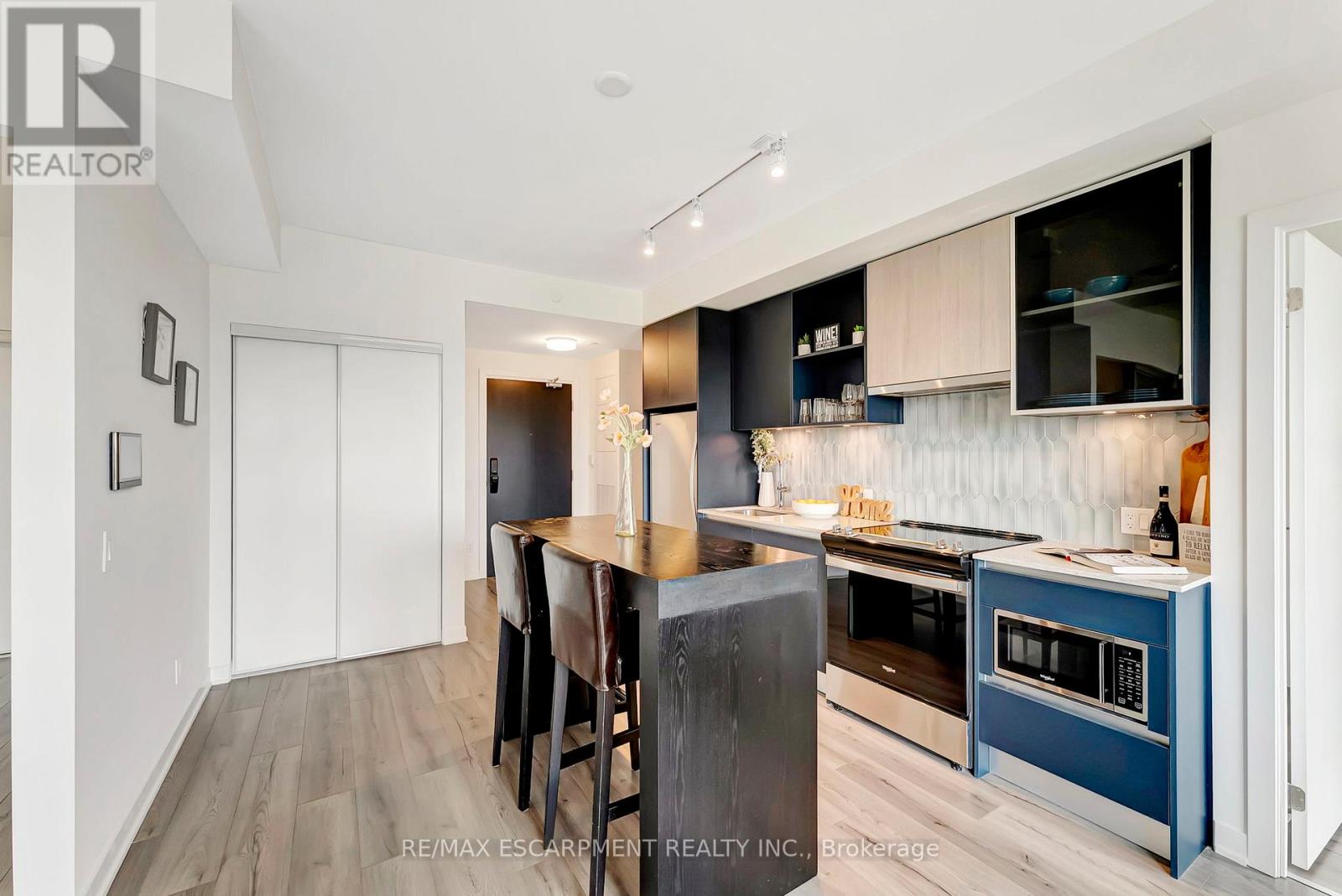 702 - 405 Dundas Street W, Oakville, Ontario  L6M 5P9 - Photo 4 - W12205842