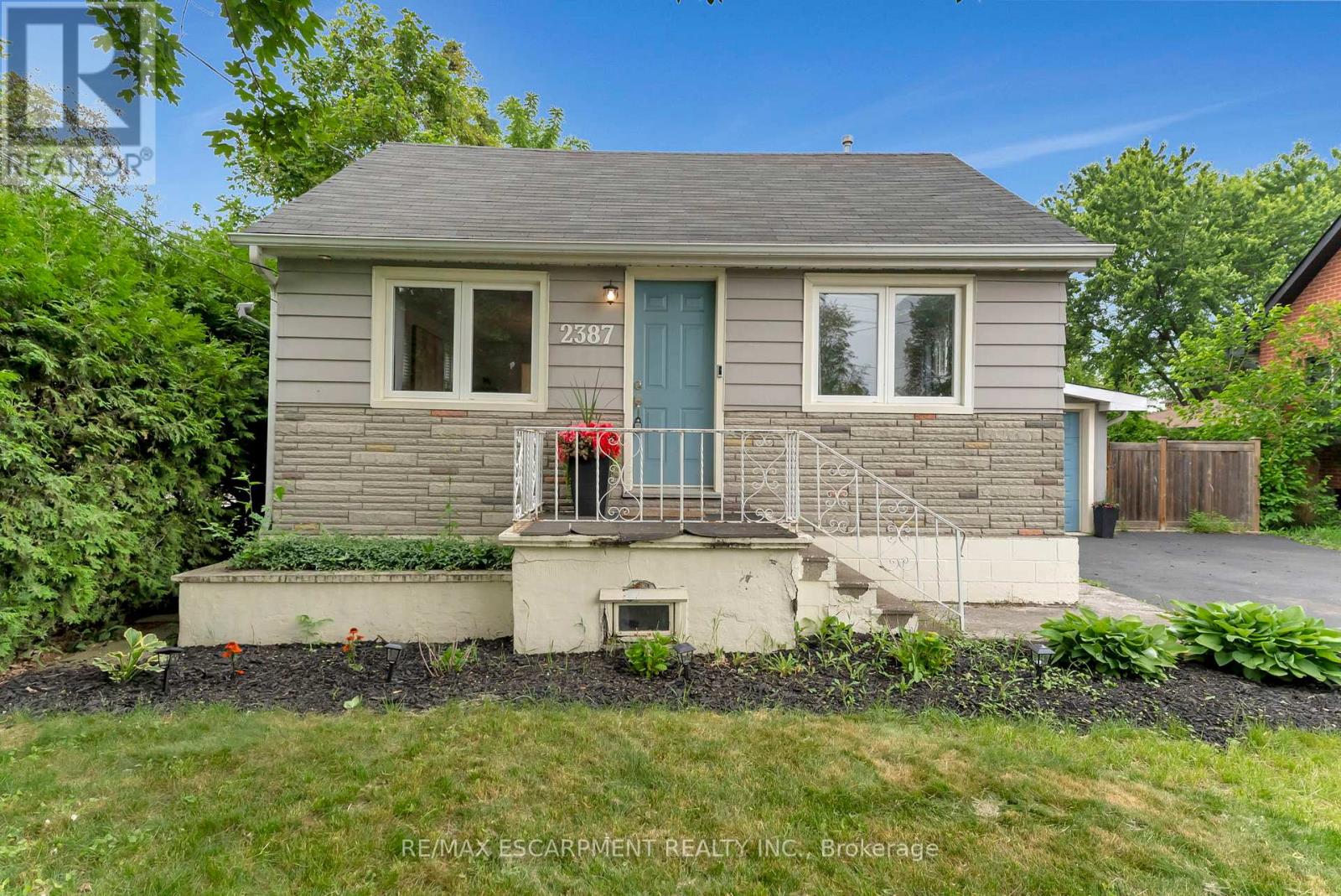 2387 Glenwood School Drive, Burlington, Ontario  L7R 3R9 - Photo 2 - W12411217