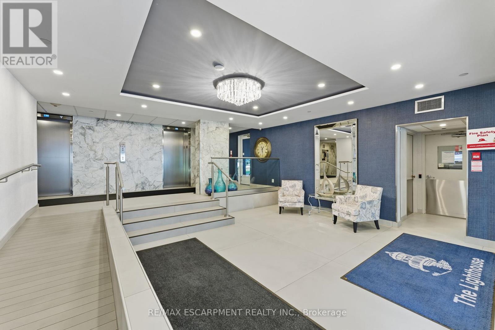 305 - 2263 Marine Drive, Oakville, Ontario  L6L 5K1 - Photo 4 - W12427965