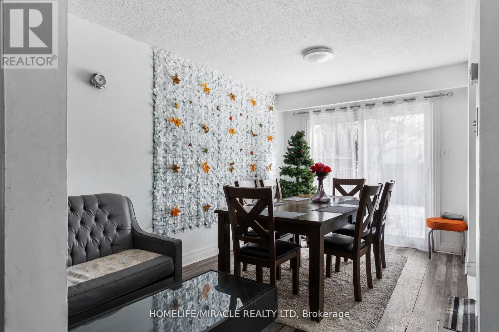 127 Fanshawe Drive, Brampton, Ontario  L6Z 1A8 - Photo 3 - W12318272
