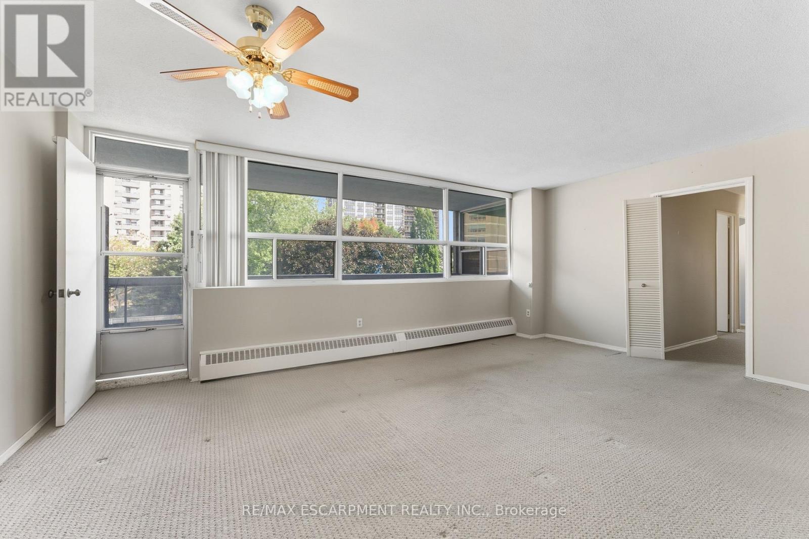 305 - 2263 Marine Drive, Oakville, Ontario  L6L 5K1 - Photo 9 - W12427965