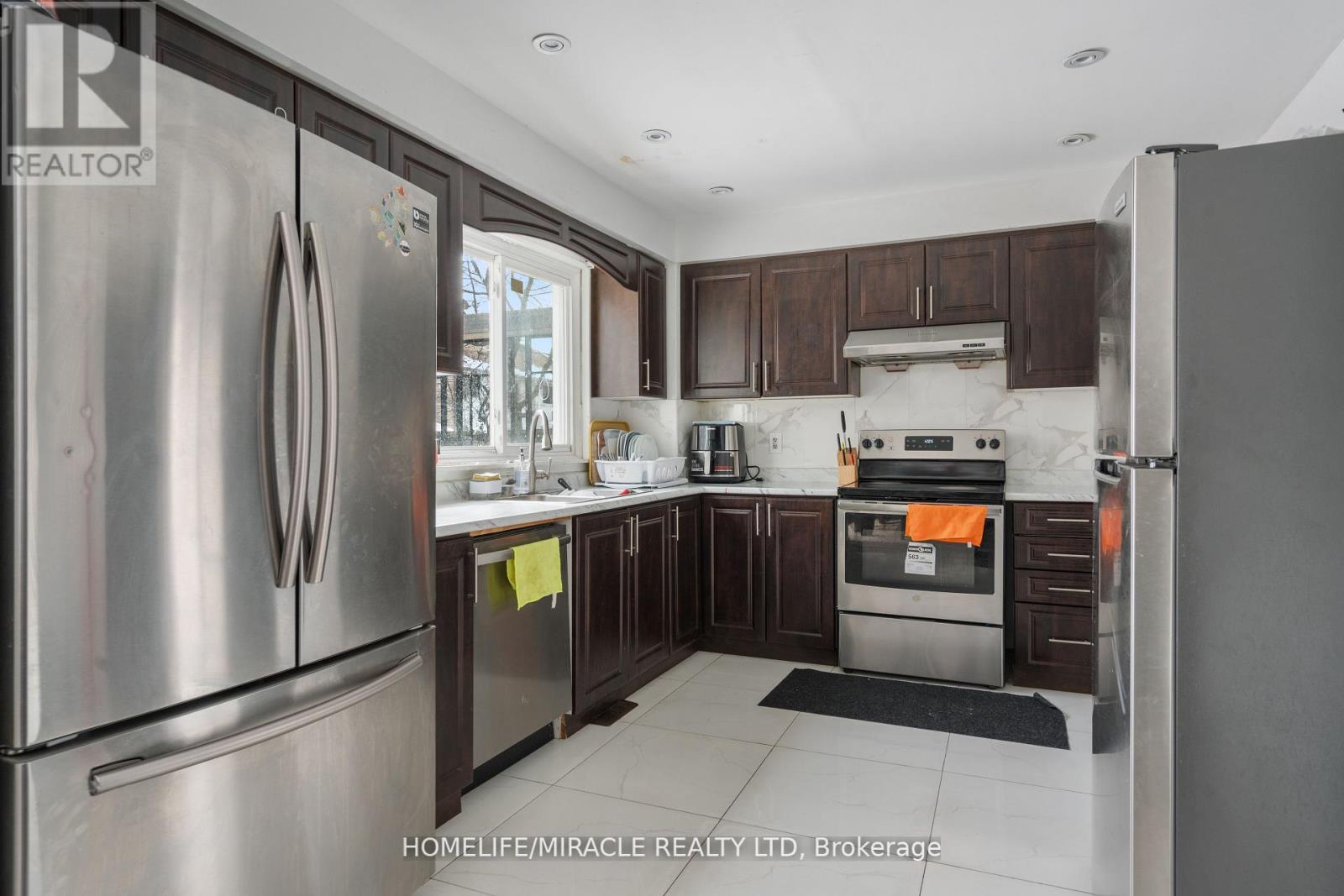 127 Fanshawe Drive, Brampton, Ontario  L6Z 1A8 - Photo 4 - W12318272