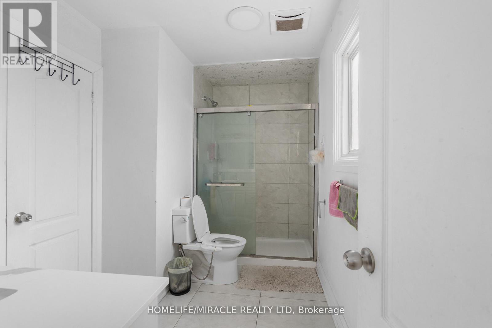 127 Fanshawe Drive, Brampton, Ontario  L6Z 1A8 - Photo 8 - W12318272