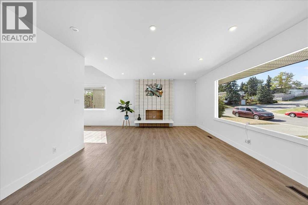 4828 Nelson Road Nw, Calgary, Alberta  T2K 2L9 - Photo 2 - A2257321
