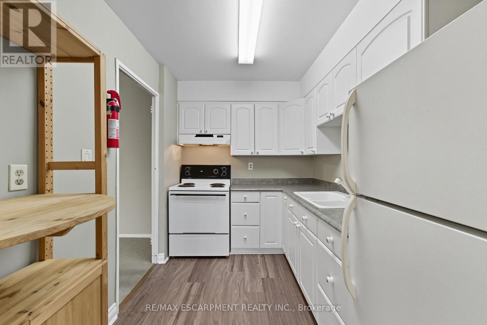 305 - 2263 Marine Drive, Oakville, Ontario  L6L 5K1 - Photo 11 - W12427965