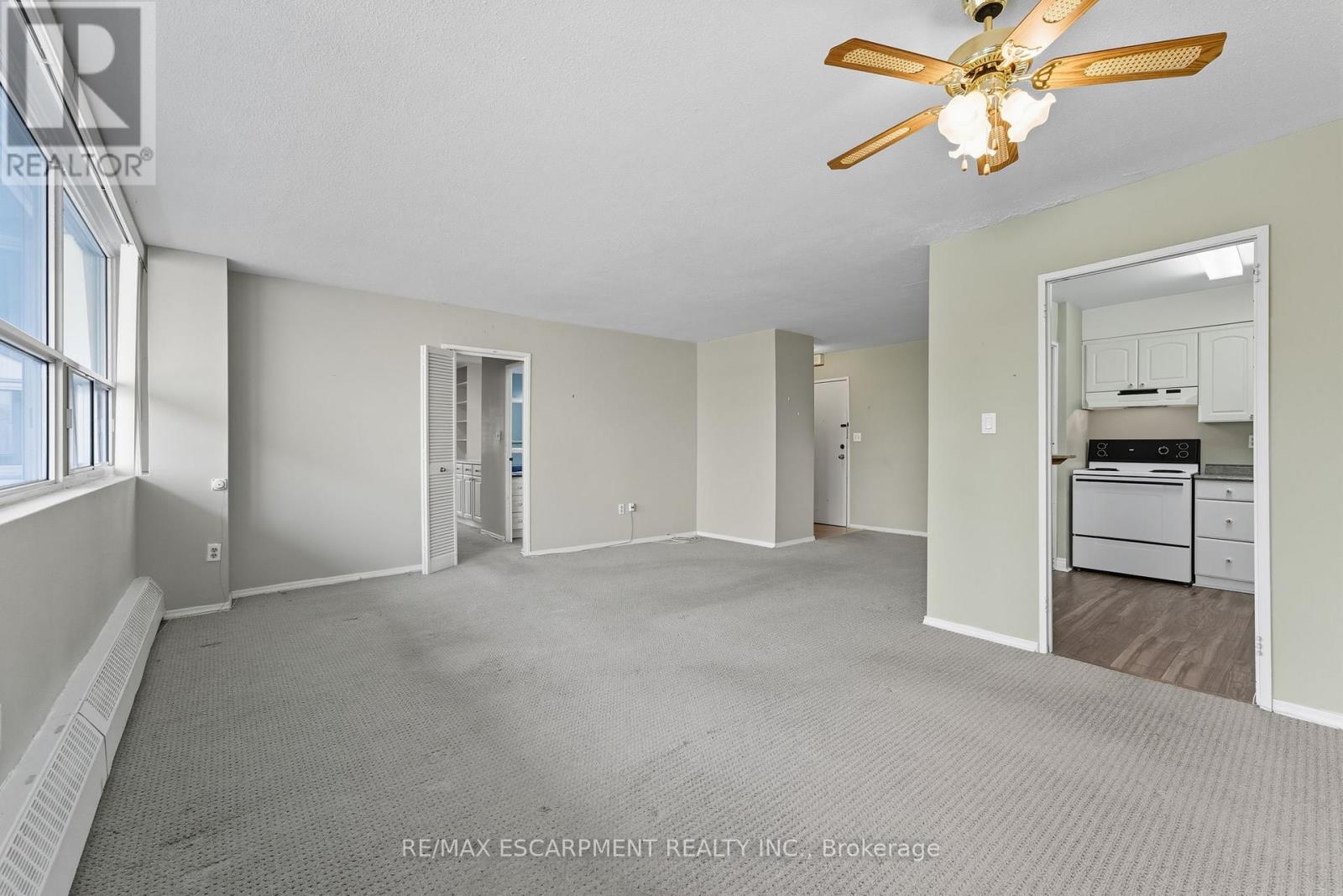 305 - 2263 Marine Drive, Oakville, Ontario  L6L 5K1 - Photo 7 - W12427965