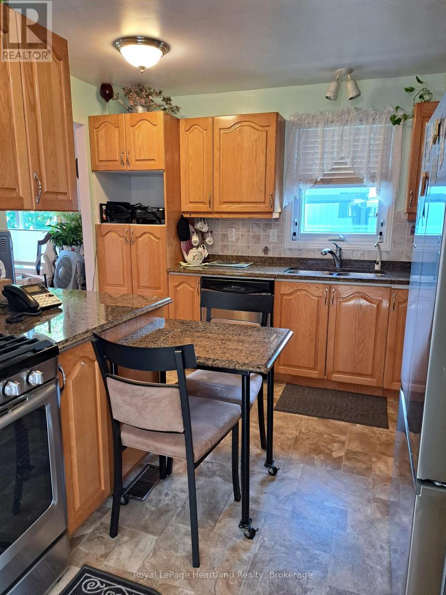 11-2 Stewart Street, Strathroy-Caradoc, Ontario  N7G 1A1 - Photo 3 - X12421755