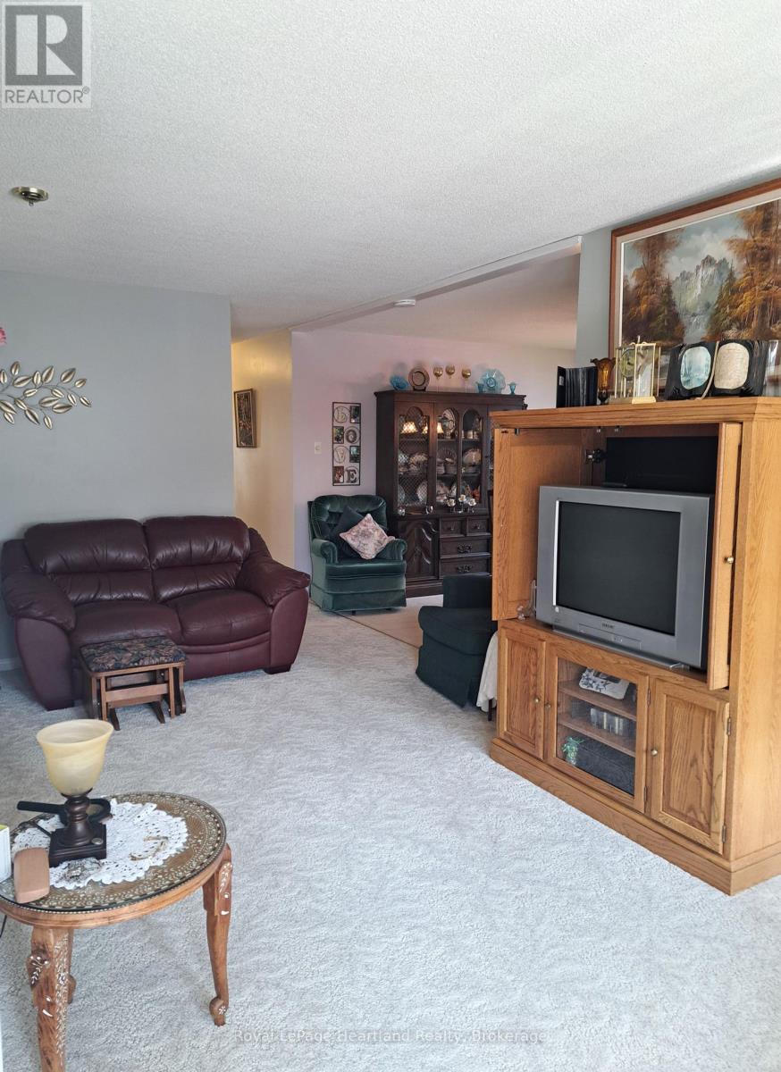 11-2 Stewart Street, Strathroy-Caradoc, Ontario  N7G 1A1 - Photo 6 - X12421755