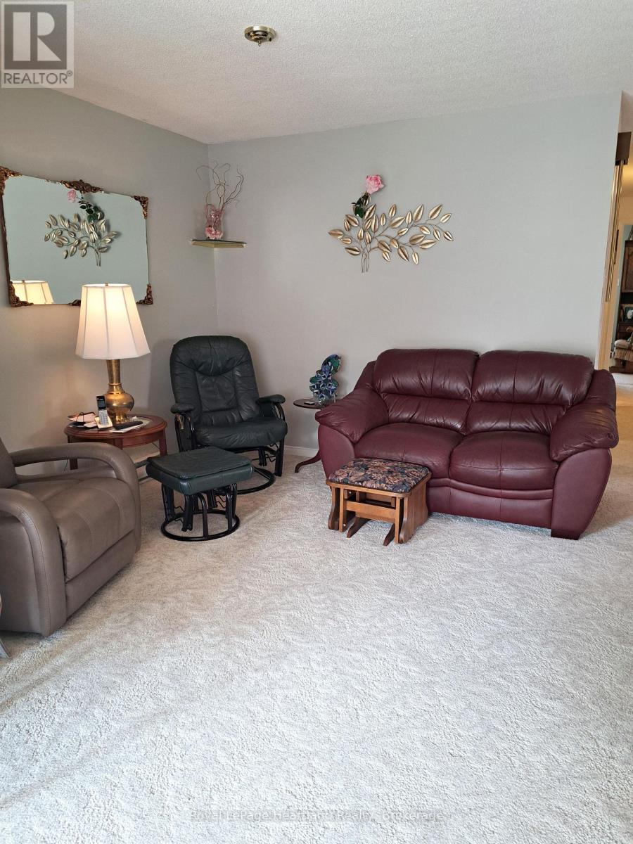 11-2 Stewart Street, Strathroy-Caradoc, Ontario  N7G 1A1 - Photo 5 - X12421755