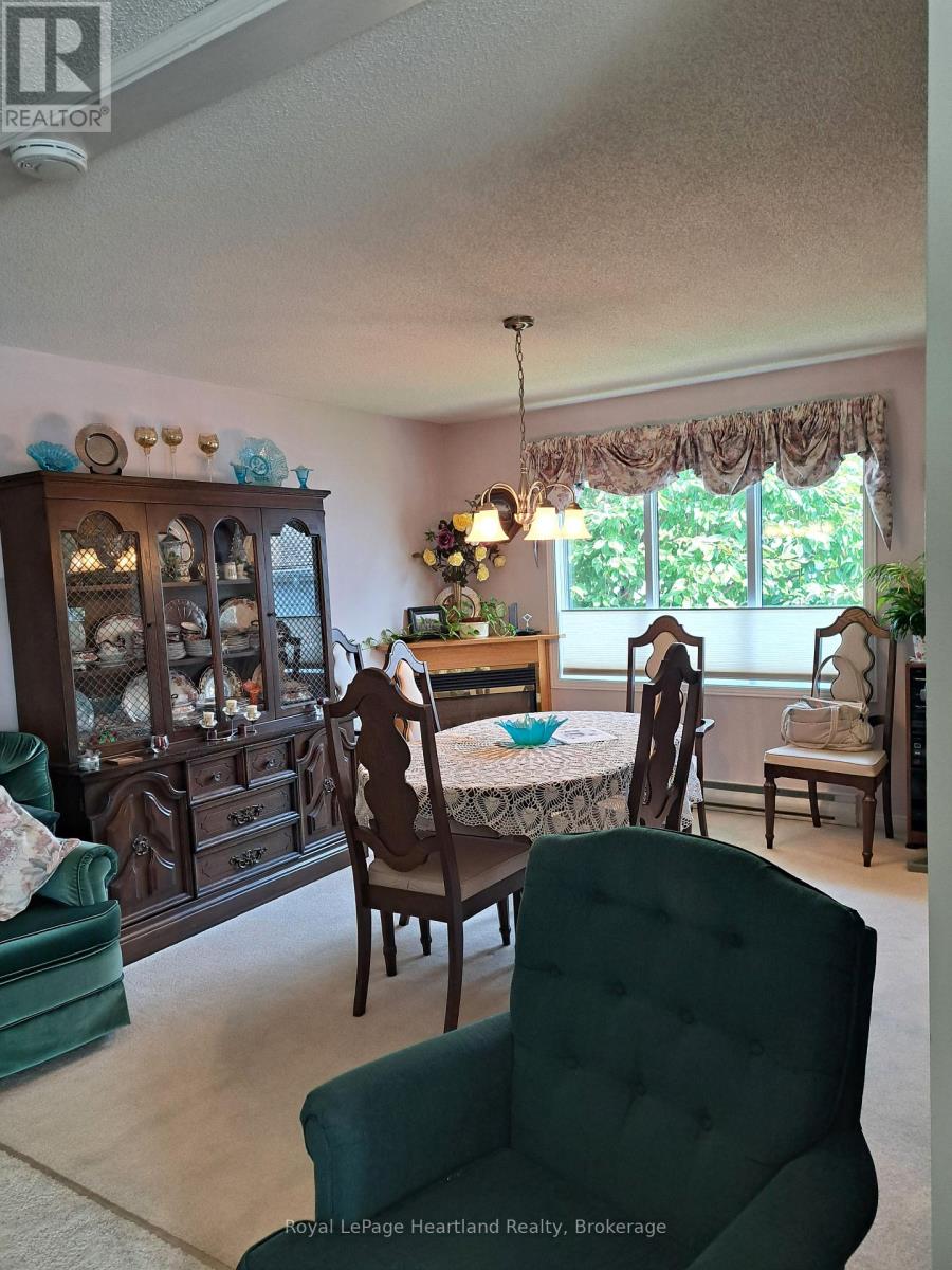 11-2 Stewart Street, Strathroy-Caradoc, Ontario  N7G 1A1 - Photo 4 - X12421755