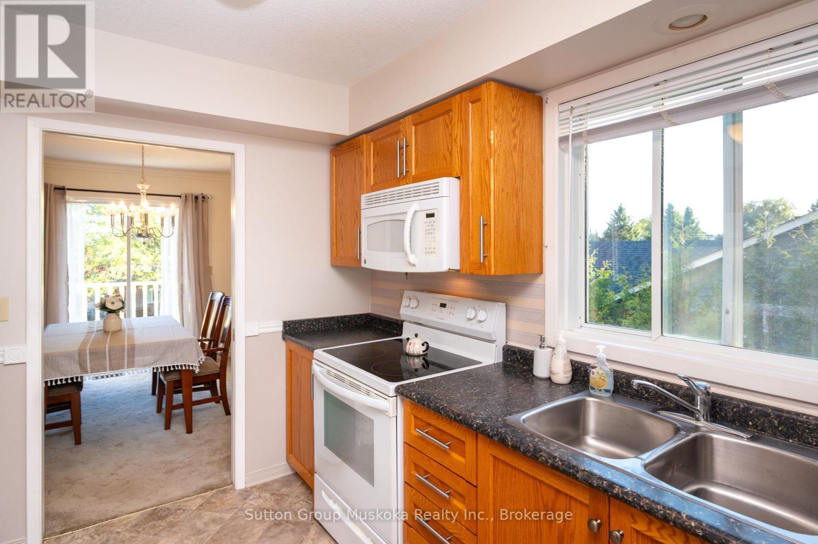 7 Glenwood Drive, Huntsville, Ontario  P1H 1B8 - Photo 9 - X12439363