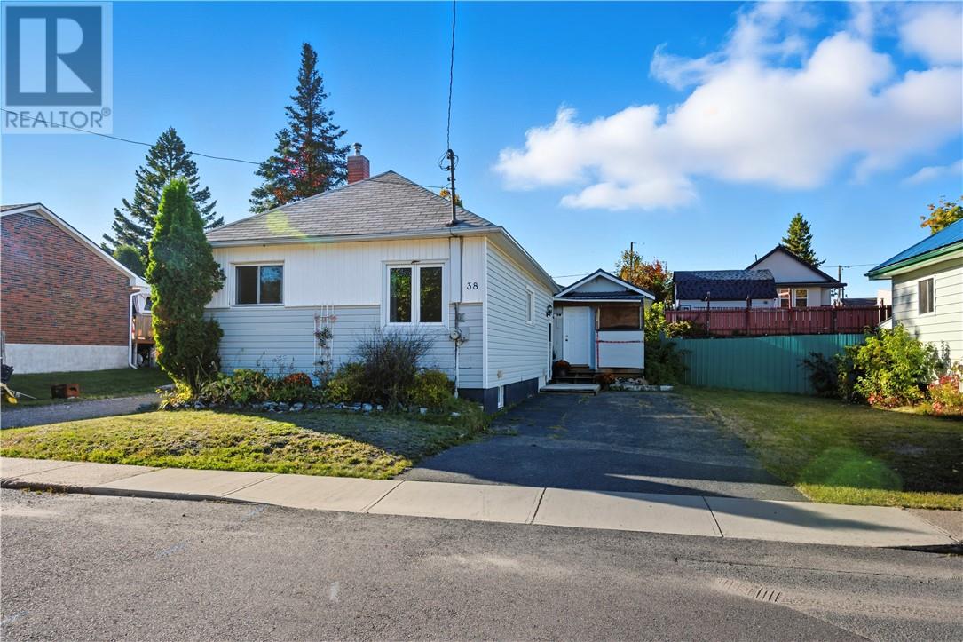 38 Beech, Levack, Ontario  P0M 2C0 - Photo 1 - 2125029