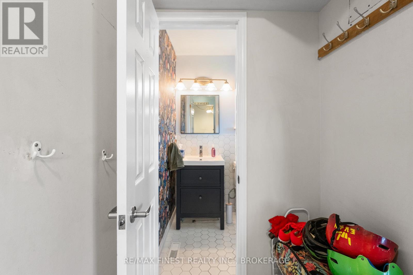 944 Warburton Crescent, Kingston, Ontario  K7M 8L1 - Photo 11 - X12439713