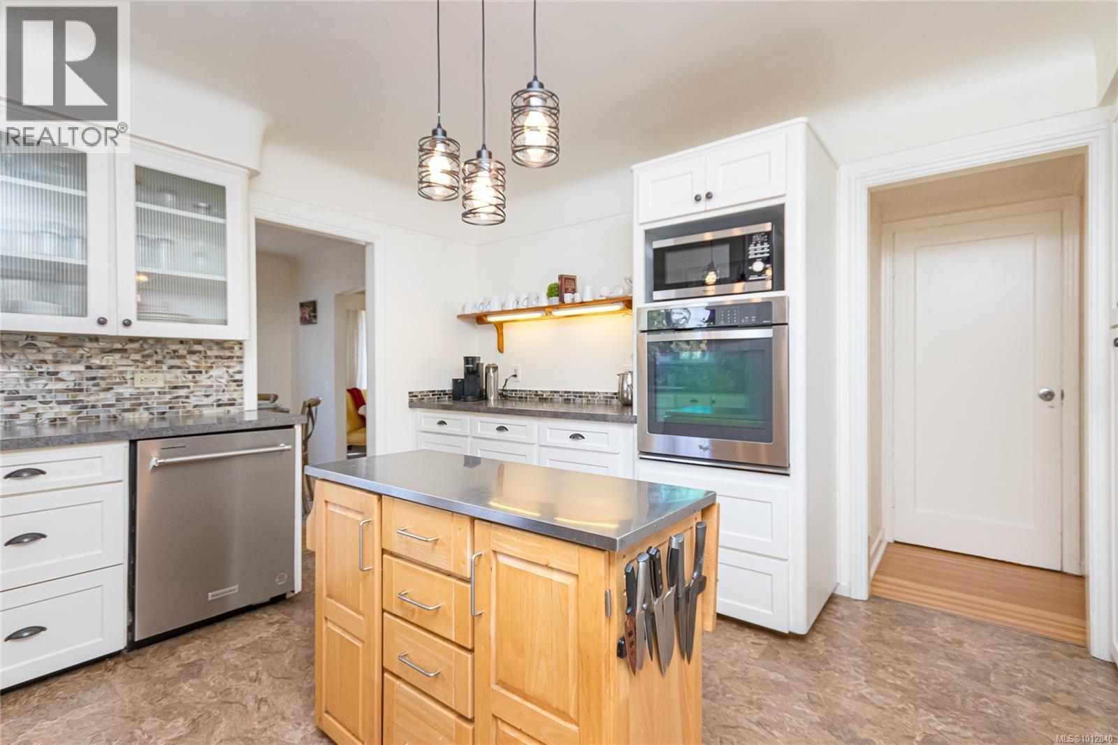 3074 Colquitz Ave, Saanich, British Columbia