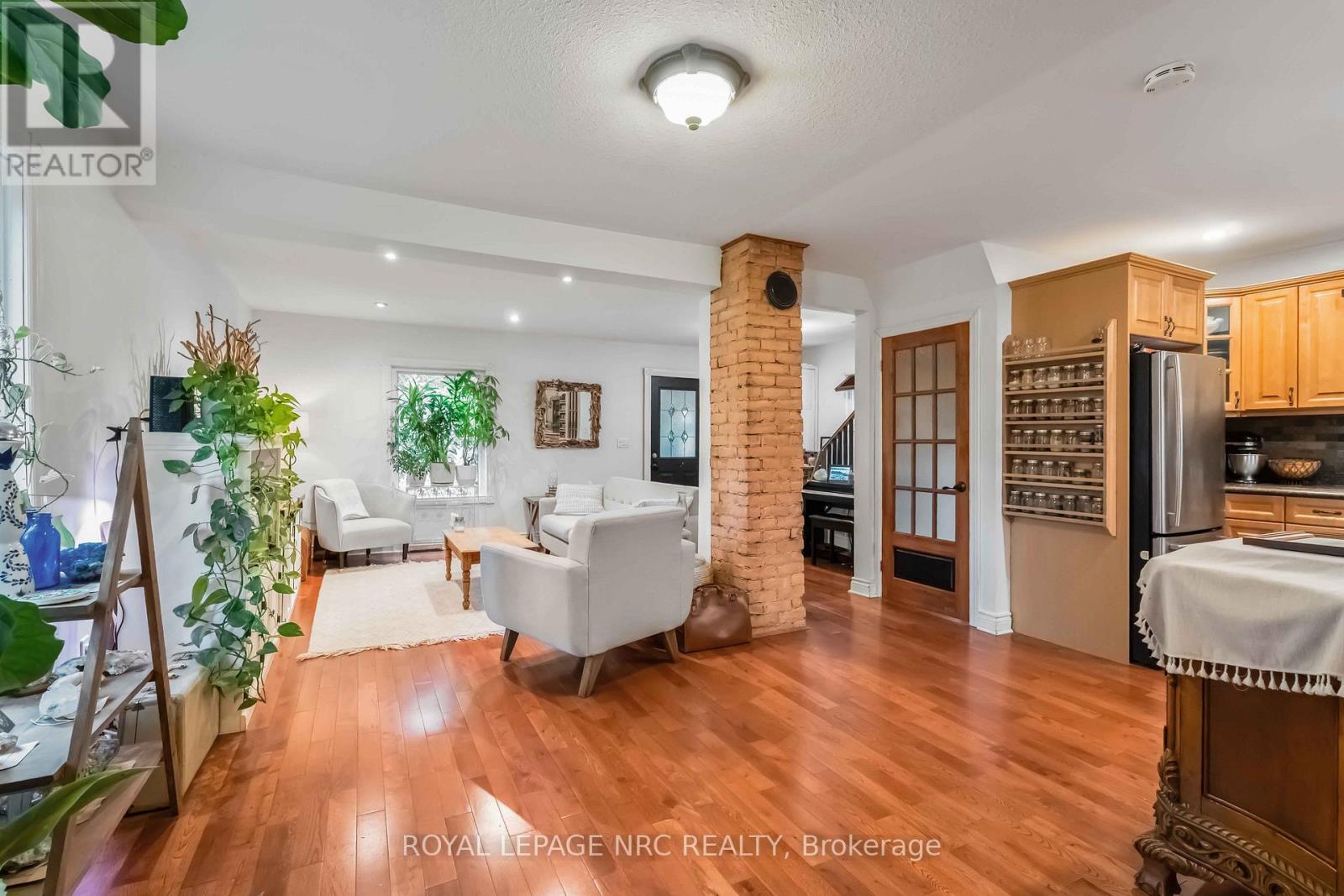 16 College Street, Pelham (Fonthill), Ontario  L0S 1E0 - Photo 12 - X12439721