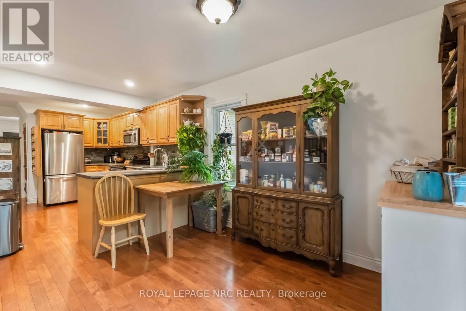 16 College Street, Pelham (Fonthill), Ontario  L0S 1E0 - Photo 17 - X12439721