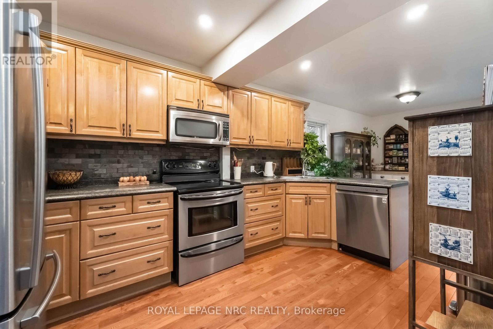 16 College Street, Pelham (Fonthill), Ontario  L0S 1E0 - Photo 19 - X12439721