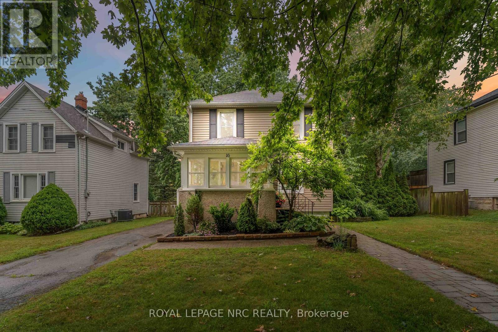 16 College Street, Pelham (Fonthill), Ontario  L0S 1E0 - Photo 2 - X12439721