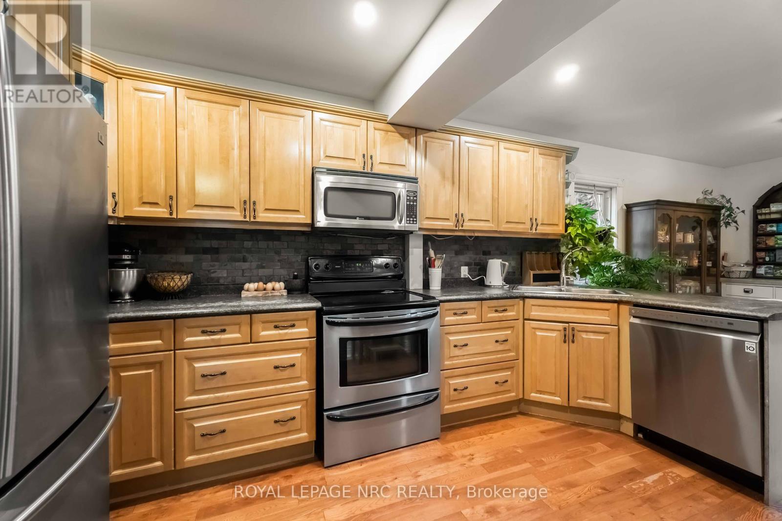 16 College Street, Pelham (Fonthill), Ontario  L0S 1E0 - Photo 22 - X12439721