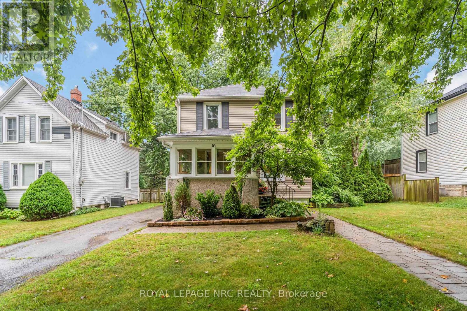 16 College Street, Pelham (Fonthill), Ontario  L0S 1E0 - Photo 3 - X12439721
