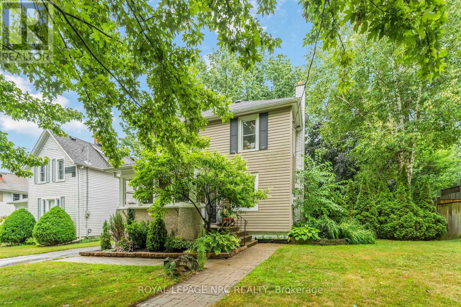 16 College Street, Pelham (Fonthill), Ontario  L0S 1E0 - Photo 4 - X12439721