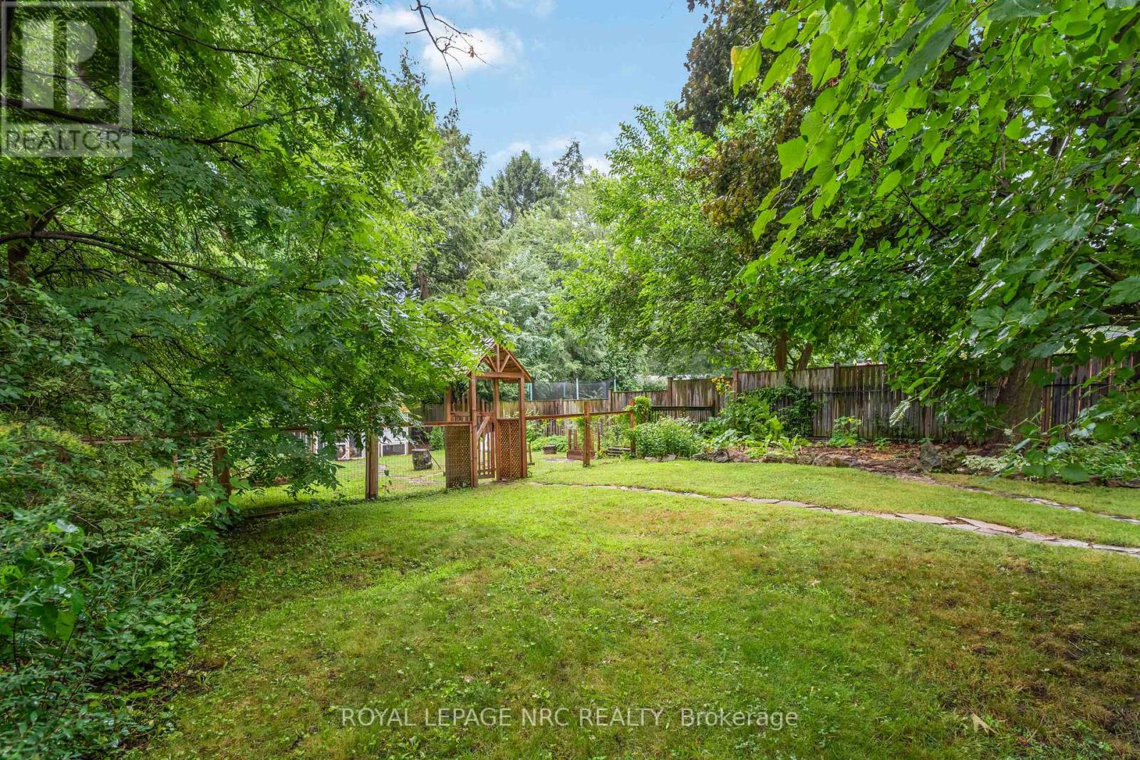 16 College Street, Pelham (Fonthill), Ontario  L0S 1E0 - Photo 40 - X12439721