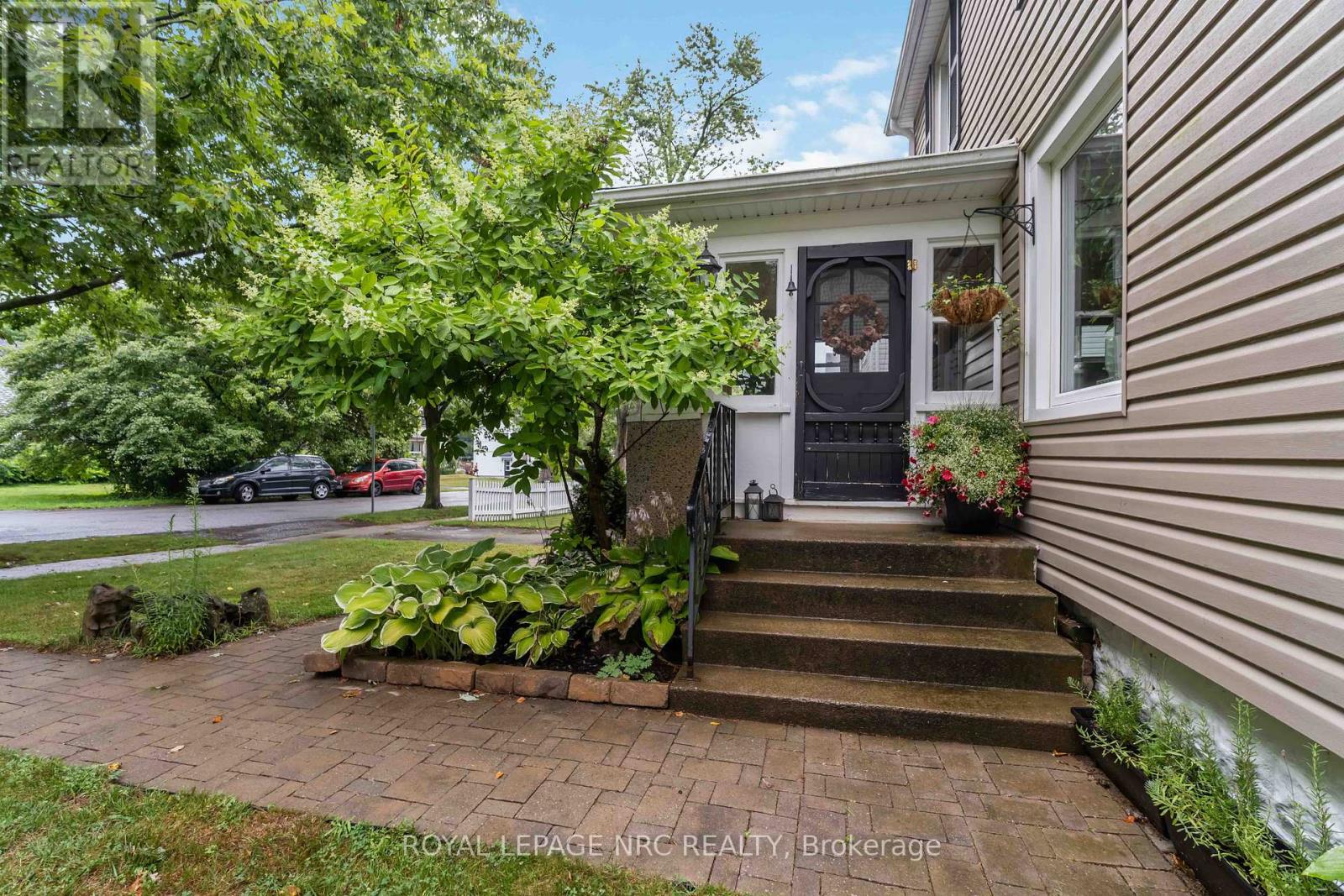 16 College Street, Pelham (Fonthill), Ontario  L0S 1E0 - Photo 5 - X12439721
