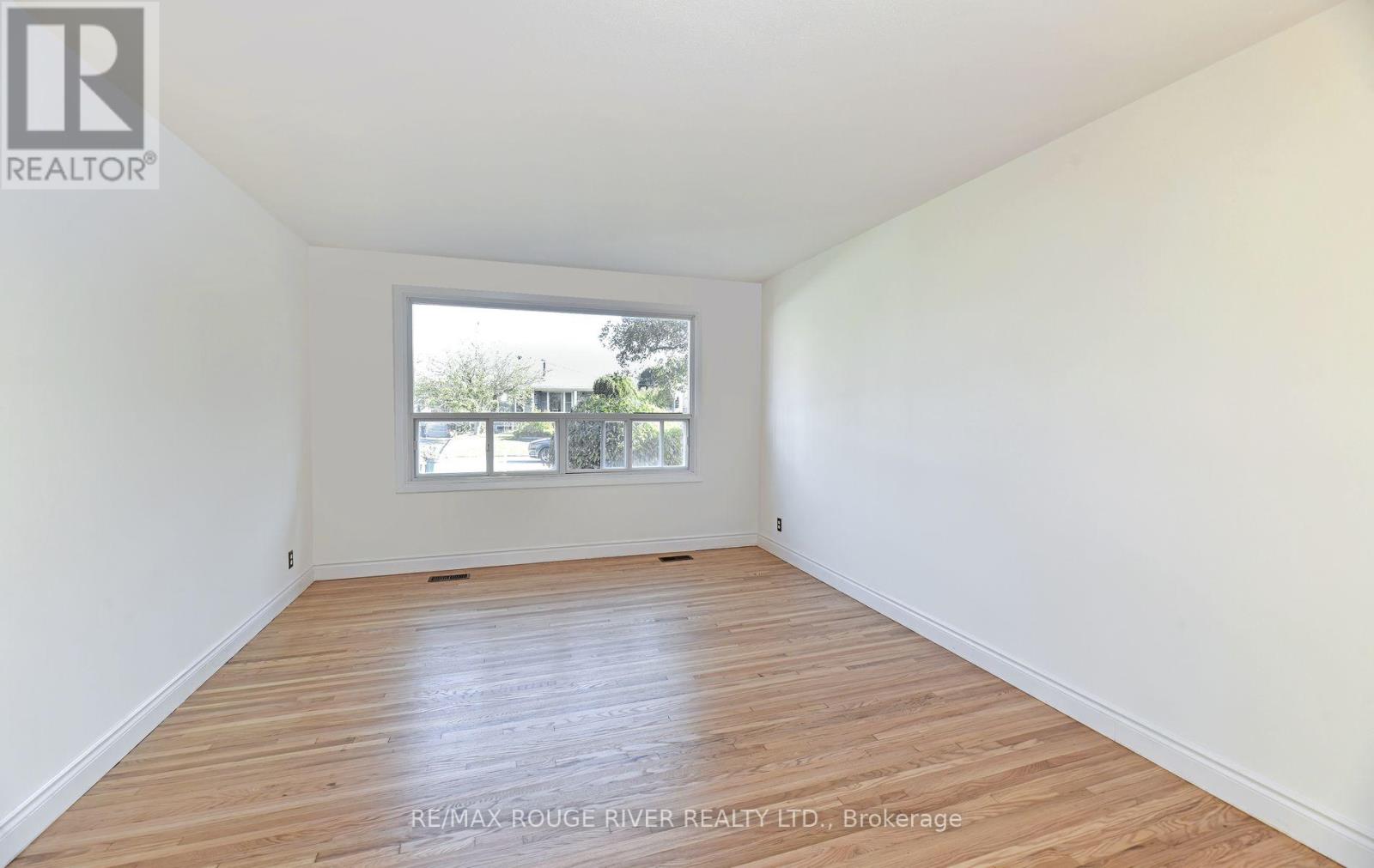710 Kingfisher Drive, Pickering, Ontario  L1W 1X5 - Photo 2 - E12439489