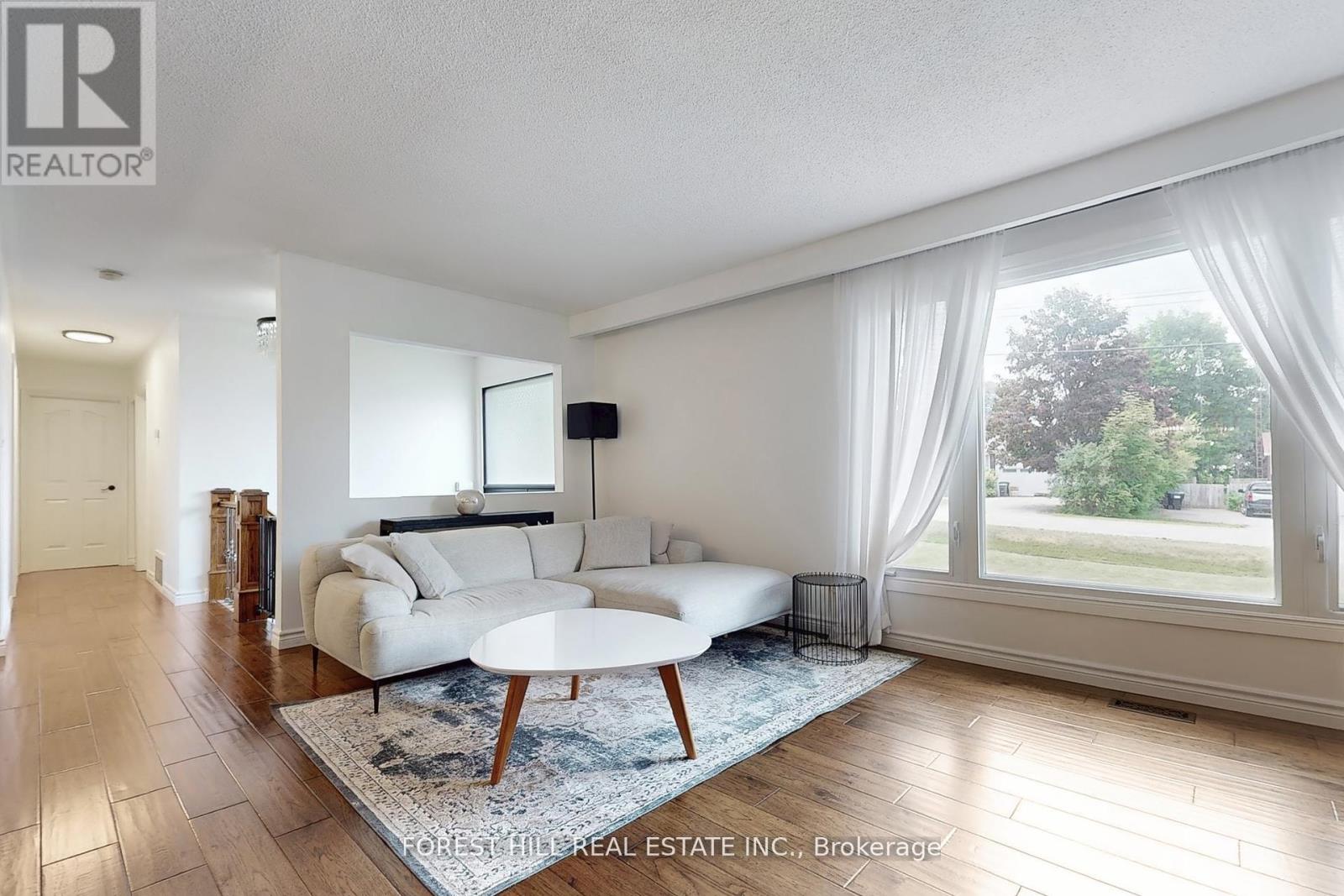 21 Lallien Drive, Bradford West Gwillimbury, Ontario  L0G 1B0 - Photo 3 - N12439491