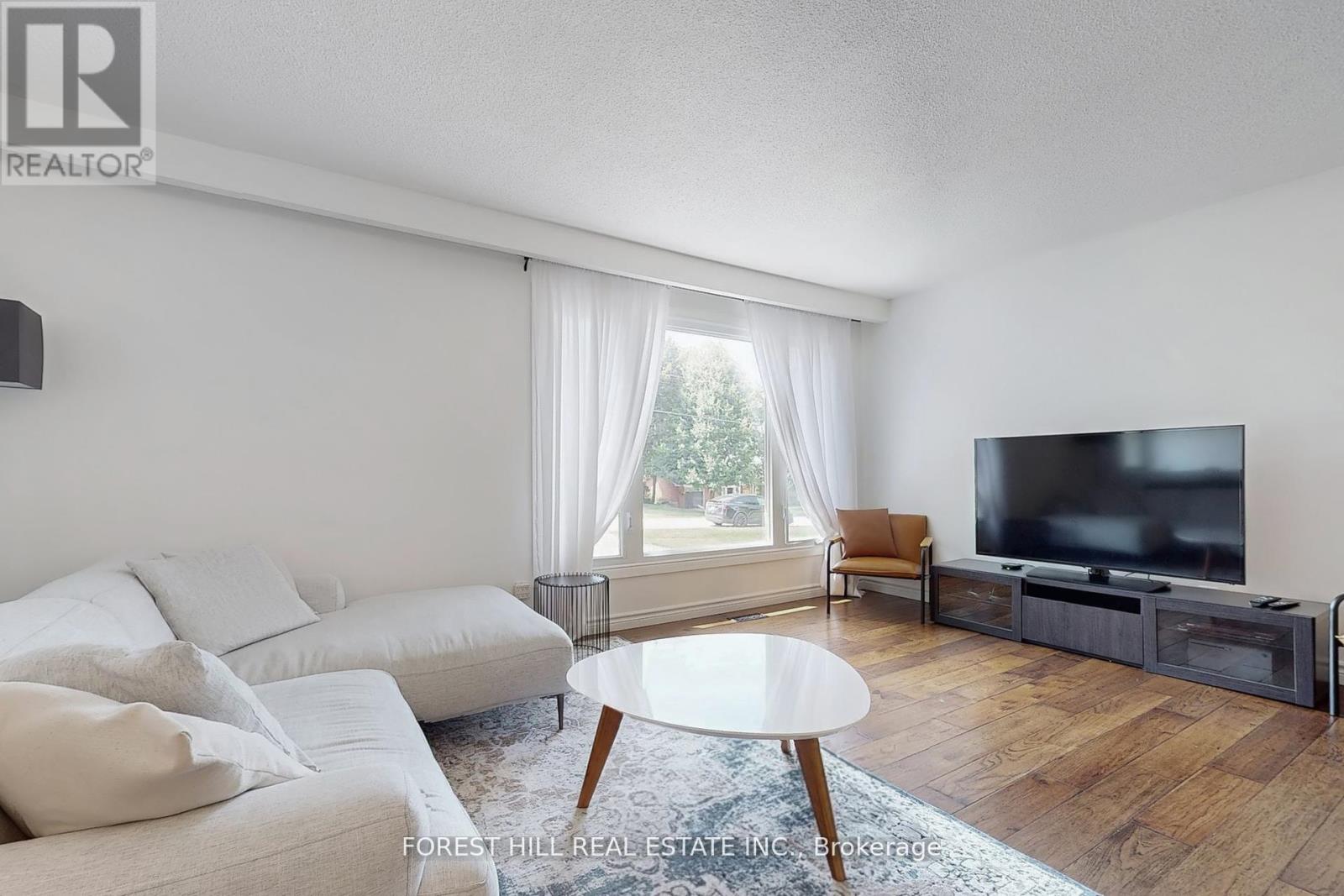 21 Lallien Drive, Bradford West Gwillimbury, Ontario  L0G 1B0 - Photo 4 - N12439491