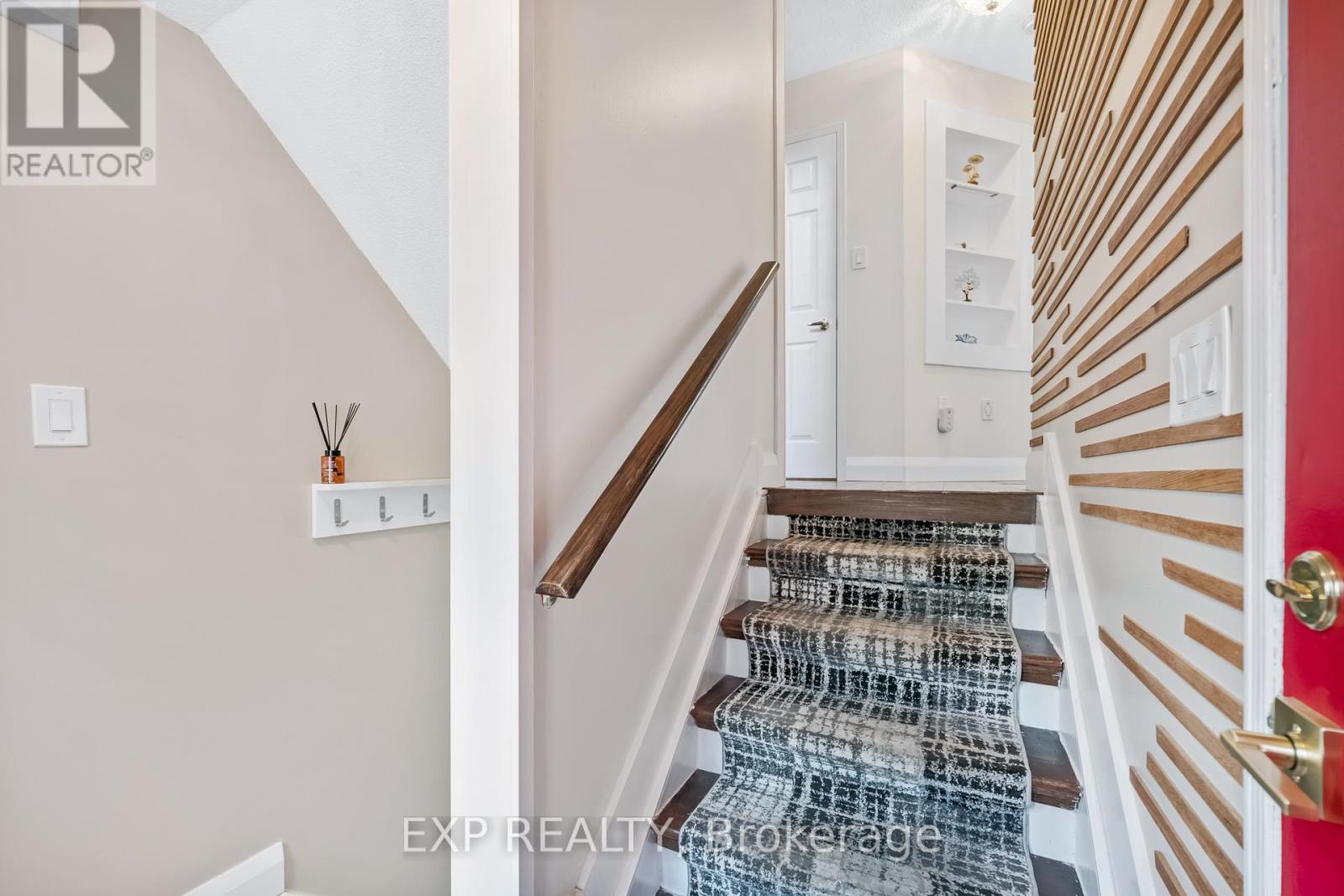 69 Clearmeadow Boulevard, Newmarket, Ontario  L3X 2M6 - Photo 4 - N12439493