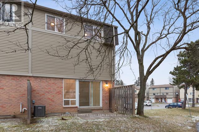 37 New Port Way, Markham, Ontario  L3T 5G3 - Photo 6 - N12439558